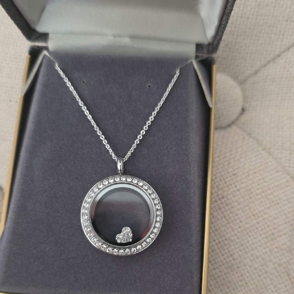 NIB Crystal Pendant With Floating Heart